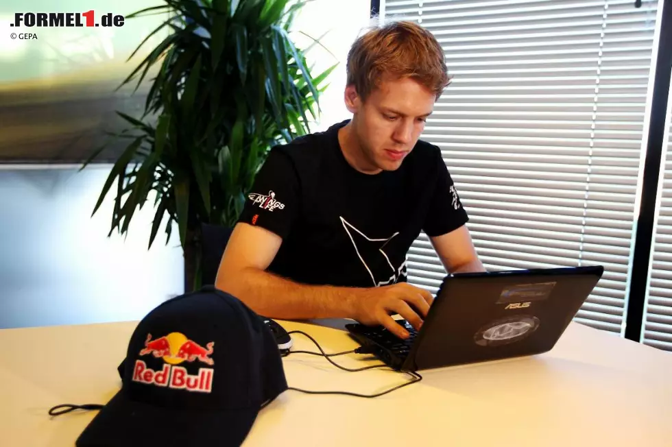 Ins Notebook vertieft: Sebastian Vettel chattete in der neuen Community des Hockenheimrings mit einigen deutschen Formel-1-Fans. Foto zur News: Ins Notebook vertieft: Sebastian Vettel chattete in der neuen Community des Hockenheimrings mit einigen deutschen Formel-1-Fans.