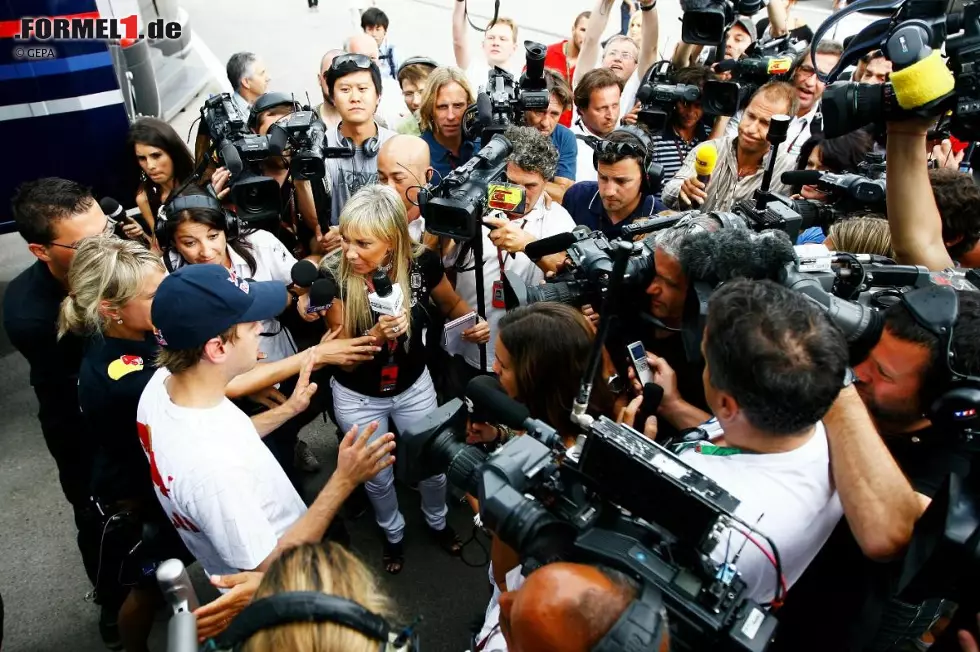 Geholfen hat's freilich nicht: Der Red-Bull-Pilot schied nach Kollision mit Teamkollege Mark Webber aus und hatte anschließend einen dicken Hals. Trotzdem ließ er die vielen TV-Interviews geduldig über sich ergehen. Foto zur News: Geholfen hat's freilich nicht: Der Red-Bull-Pilot schied nach Kollision mit Teamkollege Mark Webber aus und hatte anschließend einen dicken Hals. Trotzdem ließ er die vielen TV-Interviews geduldig über sich ergehen.