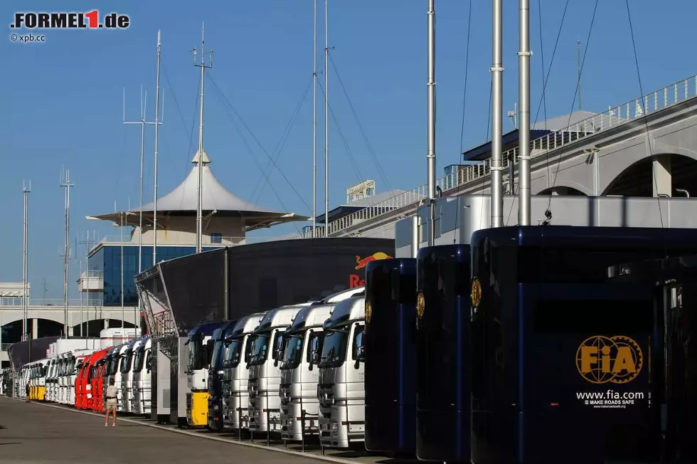 Die Trucks müssen im Paddock zentimetergenau eingeparkt werden - eine Macke von Formel-1-Promoter Bernie Ecclestone. In Istanbul, wo Ecclestone selbst auch lokaler Veranstalter ist, geht es noch etwas genauer zu als sonst. Foto zur News: Die Trucks müssen im Paddock zentimetergenau eingeparkt werden - eine Macke von Formel-1-Promoter Bernie Ecclestone. In Istanbul, wo Ecclestone selbst auch lokaler Veranstalter ist, geht es noch etwas genauer zu als sonst.