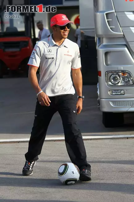 Auch Lewis Hamilton ist bekennender Fußballfan und gibt zu: "Ich habe Geld gewettet. Auf wen, das verrate ich nur im Nachhinein, wenn ich gewinne!" Foto zur News: Auch Lewis Hamilton ist bekennender Fußballfan und gibt zu: "Ich habe Geld gewettet. Auf wen, das verrate ich nur im Nachhinein, wenn ich gewinne!"
