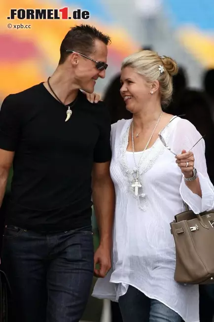 Noch lieber ist er nur bei seiner Ehefrau Corinna, die ihm immer die Daumen drückt. Selbst mit 41 wirkt der Superstar noch verliebt wie am ersten Tag. Foto zur News: Noch lieber ist er nur bei seiner Ehefrau Corinna, die ihm immer die Daumen drückt. Selbst mit 41 wirkt der Superstar noch verliebt wie am ersten Tag.
