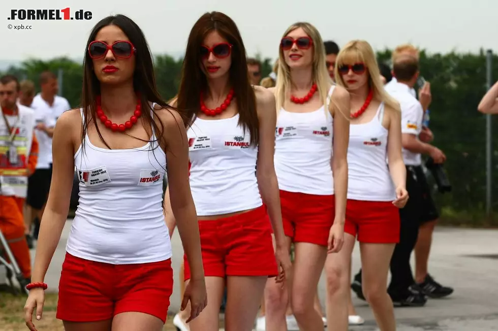 Apropos Gridgirls: Bei diesem Anblick meinte sogar 'Sky'-Reporter Peter Lauterbach, dass es manchmal ganz nett wäre, nicht verheiratet zu sein... Foto zur News: Apropos Gridgirls: Bei diesem Anblick meinte sogar 'Sky'-Reporter Peter Lauterbach, dass es manchmal ganz nett wäre, nicht verheiratet zu sein...