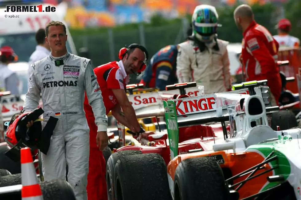 Nach dem Rennen stellen die Piloten ihre Autos im sogenannten Parc Fermé ab. Im Bild Michael Schumacher, der als Vierter zum zweiten Mal seit dem Comeback nur knapp am Podium vorbeischrammte. Foto zur News: Nach dem Rennen stellen die Piloten ihre Autos im sogenannten Parc Fermé ab. Im Bild Michael Schumacher, der als Vierter zum zweiten Mal seit dem Comeback nur knapp am Podium vorbeischrammte.