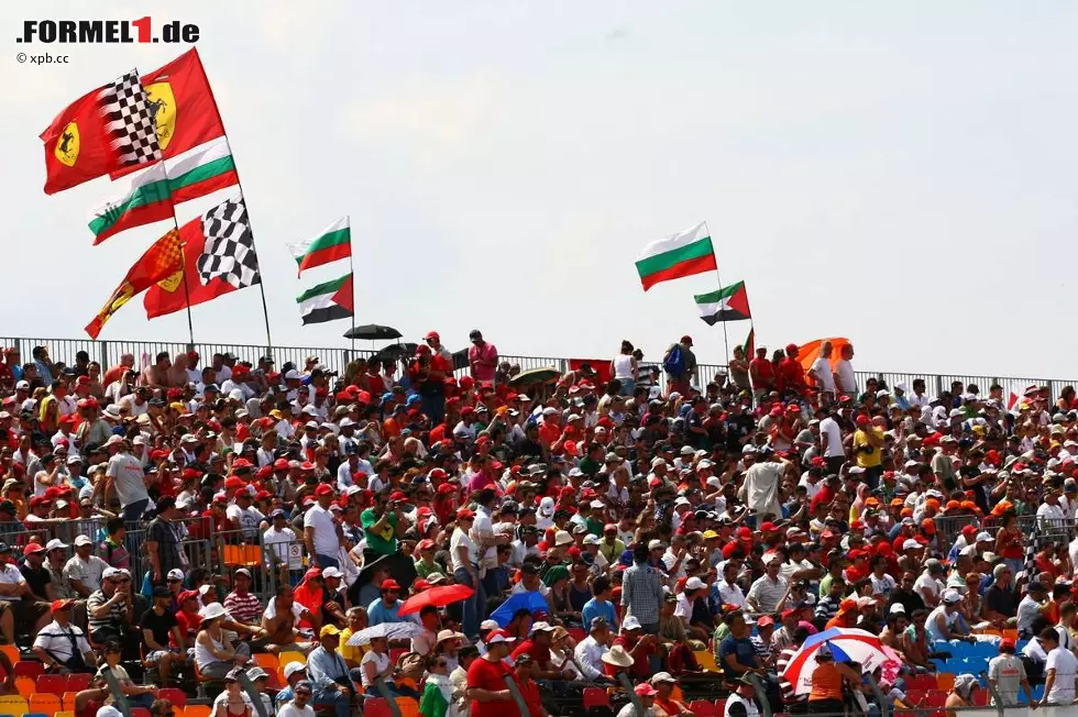 Rekordbesuch: Lange Jahre war der Grand Prix in Istanbul schlecht besucht, dank einer Billigpreisoffensive kamen diesmal aber deutlich mehr Türken zur Formel 1. Foto zur News: Rekordbesuch: Lange Jahre war der Grand Prix in Istanbul schlecht besucht, dank einer Billigpreisoffensive kamen diesmal aber deutlich mehr Türken zur Formel 1.