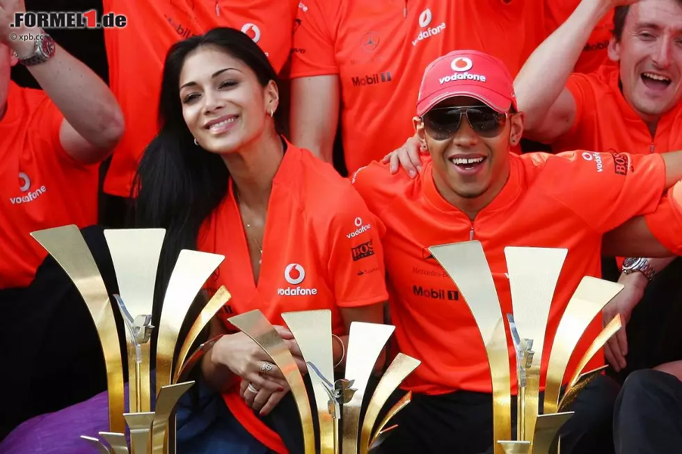 Bei McLaren wurden nach dem zweiten Doppelsieg dieser Saison wieder die orangefarbenen Sieger-T-Shirts ausgepackt. Diesmal hatte Teamchef Martin Whitmarsh auch eines für Nicole Scherzinger dabei. Foto zur News: Bei McLaren wurden nach dem zweiten Doppelsieg dieser Saison wieder die orangefarbenen Sieger-T-Shirts ausgepackt. Diesmal hatte Teamchef Martin Whitmarsh auch eines für Nicole Scherzinger dabei.