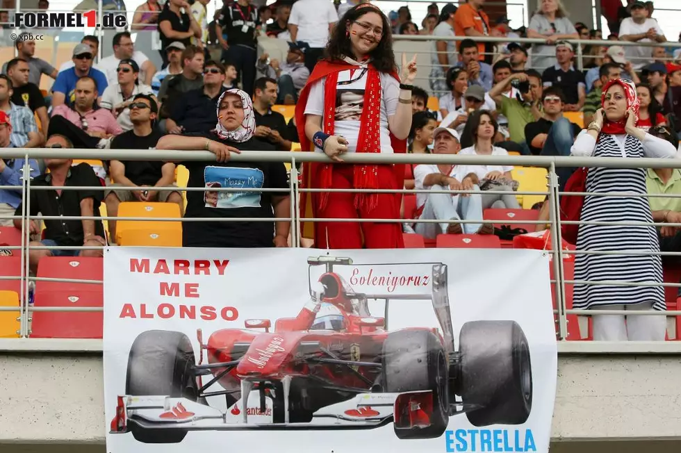 Foto zur News: Heiratsantrag eines Fans: Fernando Alonso fliegen auf der ganzen Welt die Frauenherzen zu...