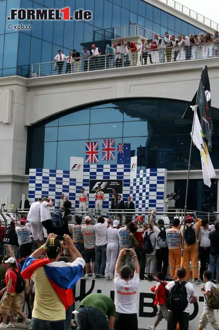 Lewis Hamilton und Jenson Button wurden stürmisch gefeiert, bei Mark Webber gab es auch einige Buhrufe. Offenbar nehmen ihm die Vettel-Fans die Kollision übel. Foto zur News: Lewis Hamilton und Jenson Button wurden stürmisch gefeiert, bei Mark Webber gab es auch einige Buhrufe. Offenbar nehmen ihm die Vettel-Fans die Kollision übel.