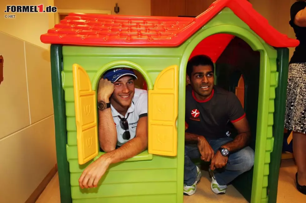 Ein Herz für Kinder I: Die HRT-Rookies Bruno Senna und Karun Chandhok besuchten am Donnerstag die Kinderstation des Anadolu-Sağlık-Merkezi-Krankenhauses - und wurden dabei selbst zu Kindern! Foto zur News: Ein Herz für Kinder I: Die HRT-Rookies Bruno Senna und Karun Chandhok besuchten am Donnerstag die Kinderstation des Anadolu-Sağlık-Merkezi-Krankenhauses - und wurden dabei selbst zu Kindern!