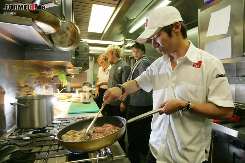 Kamui Kobayashi durfte schon mal in der Sauber-Teamküche üben - falls es mit der Rennfahrerkarriere nicht klappen sollte? Am Sonntag holte er aber als Zehnter den ersten WM-Punkt für die Schweizer. Mahlzeit! Foto zur News: Kamui Kobayashi durfte schon mal in der Sauber-Teamküche üben - falls es mit der Rennfahrerkarriere nicht klappen sollte? Am Sonntag holte er aber als Zehnter den ersten WM-Punkt für die Schweizer. Mahlzeit!