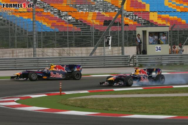Foto zur News: Kurve zwölf: Nach der Berührung mit Mark Webber schlittert Sebastian Vettel geradeaus in die Kurve...
