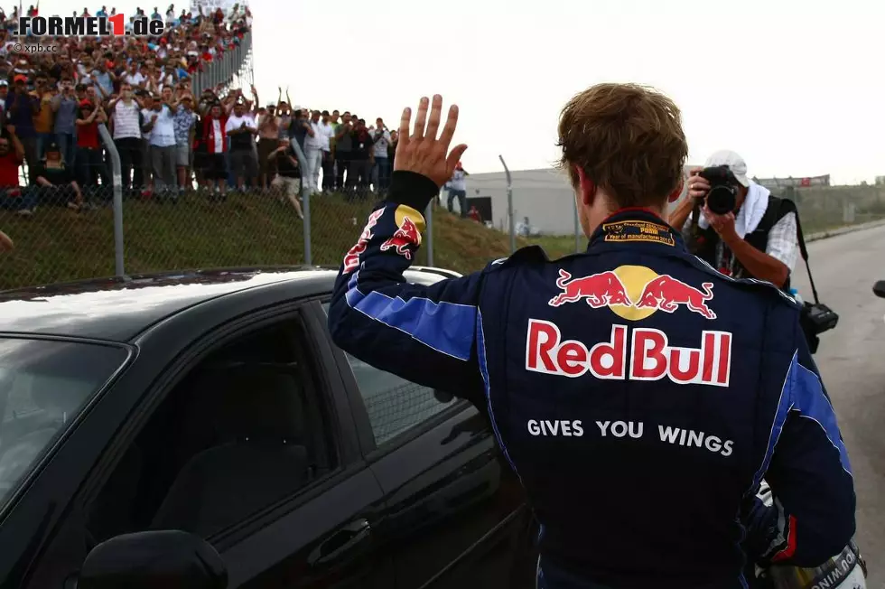 Foto zur News: Auch in der Stunde der Niederlage ein Sportsmann, winkt Vettel den Fans.