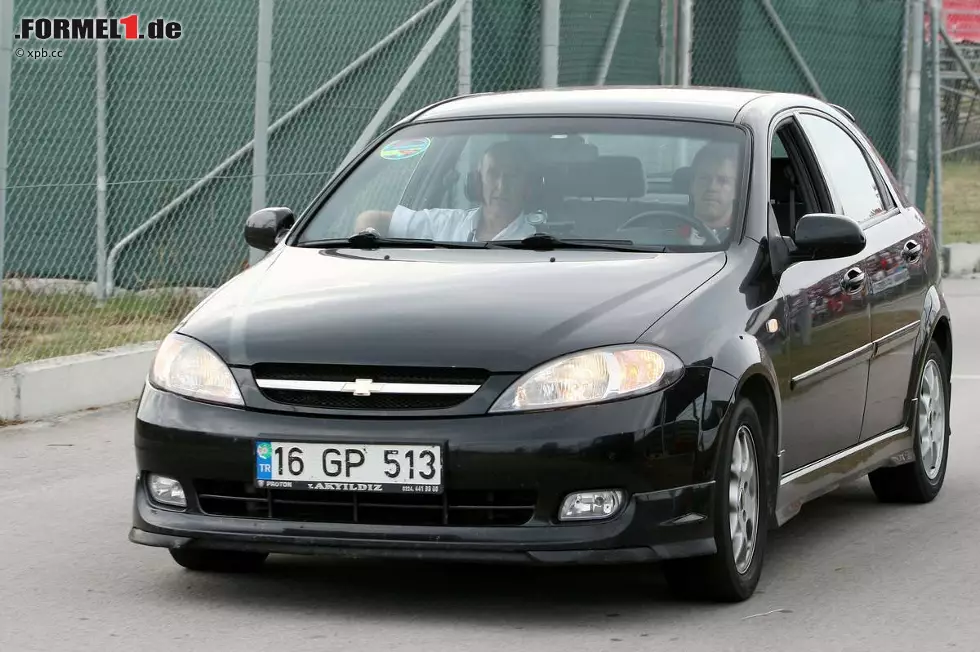 Der Streckenposten bietet ihm keinen Renault an, sondern lediglich einen Chevrolet Lacetti an. Foto zur News: Der Streckenposten bietet ihm keinen Renault an, sondern lediglich einen Chevrolet Lacetti an.