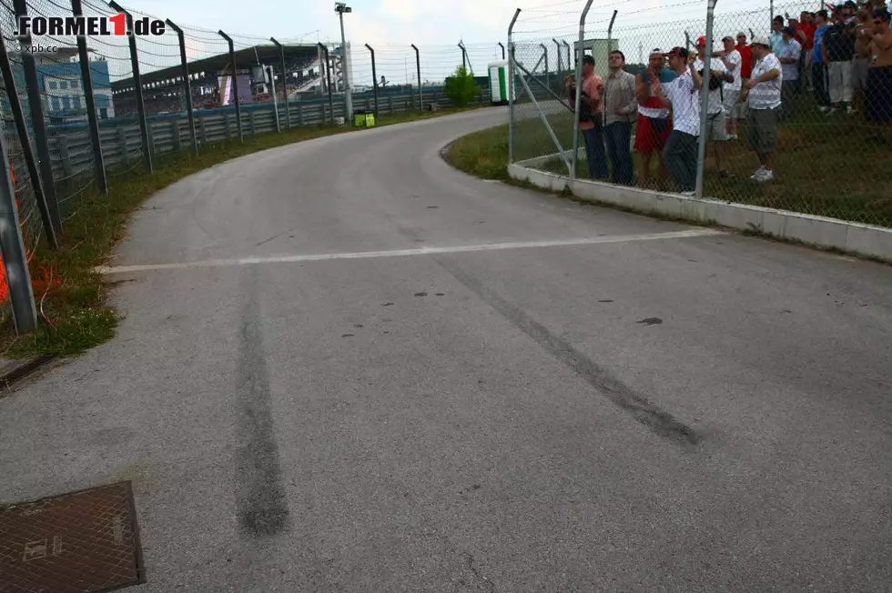 Und weil die Wut im Bauch ordentlich entladen gehört, legt der Formel-1-Star auch im PKW einen Start mit mächtig Wheelspin hin, wie die Reifenspuren beweisen! Foto zur News: Und weil die Wut im Bauch ordentlich entladen gehört, legt der Formel-1-Star auch im PKW einen Start mit mächtig Wheelspin hin, wie die Reifenspuren beweisen!