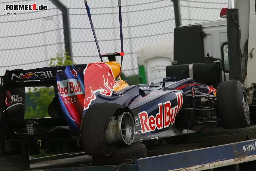 Foto zur News: Vettels RB6 wird nach dem Unfall abtransportiert.