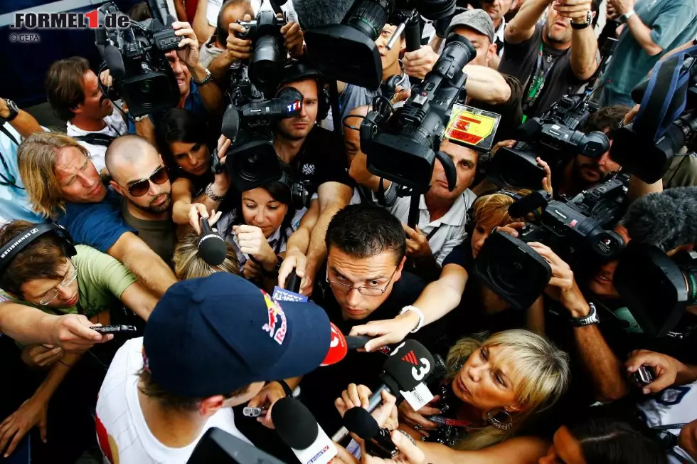 Diszipliniert: Erst verweigert Vettel Interviews, nach ein paar Minuten stellt er sich dann aber doch der Presse. Das Gedränge um ihn ist riesengroß. Foto zur News: Diszipliniert: Erst verweigert Vettel Interviews, nach ein paar Minuten stellt er sich dann aber doch der Presse. Das Gedränge um ihn ist riesengroß.