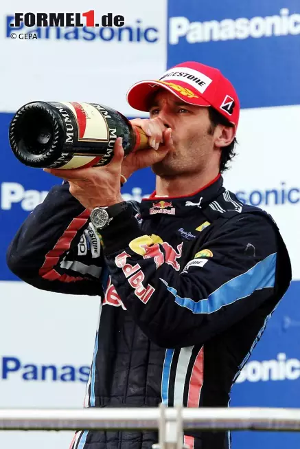 Teamkollege Webber ertränkt indes den Frust über den verpassten Sieges-Hattrick mit einer Flasche Champagner. Immerhin baut er als Dritter seine WM-Führung aus. Foto zur News: Teamkollege Webber ertränkt indes den Frust über den verpassten Sieges-Hattrick mit einer Flasche Champagner. Immerhin baut er als Dritter seine WM-Führung aus.