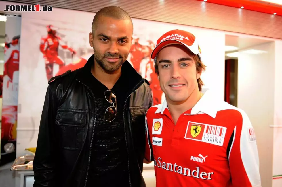 Hoher Besuch bei Ferrari: Die Basketballer Tony Parker, Gianmarco Pozzecco und Ettore Messina statteten den Italienern einen Besuch ab. "Ich war schon mal in Imola", schwärmte Messina, "aber das alles in der Boxengasse zu erleben, ist etwas ganz anderes!" Foto zur News: Hoher Besuch bei Ferrari: Die Basketballer Tony Parker, Gianmarco Pozzecco und Ettore Messina statteten den Italienern einen Besuch ab. "Ich war schon mal in Imola", schwärmte Messina, "aber das alles in der Boxengasse zu erleben, ist etwas ganz anderes!"