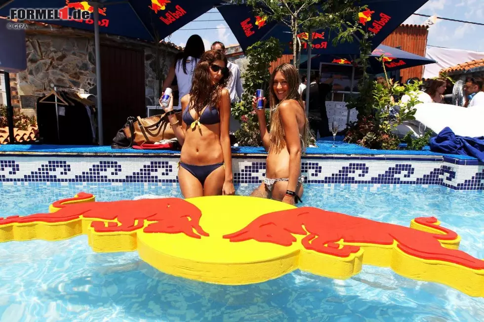 Red Bull baute natürlich wieder die Energy-Station samt Pool auf. Der erfreute sich vor allem bei den Girls allergrößter Beliebtheit. Foto zur News: Red Bull baute natürlich wieder die Energy-Station samt Pool auf. Der erfreute sich vor allem bei den Girls allergrößter Beliebtheit.