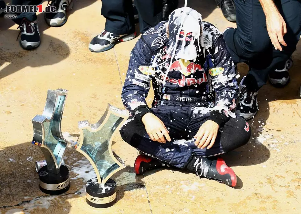 Foto zur News: Am schönsten nass wurde aber Sebastian Vettel - mit Siegerchampagner...