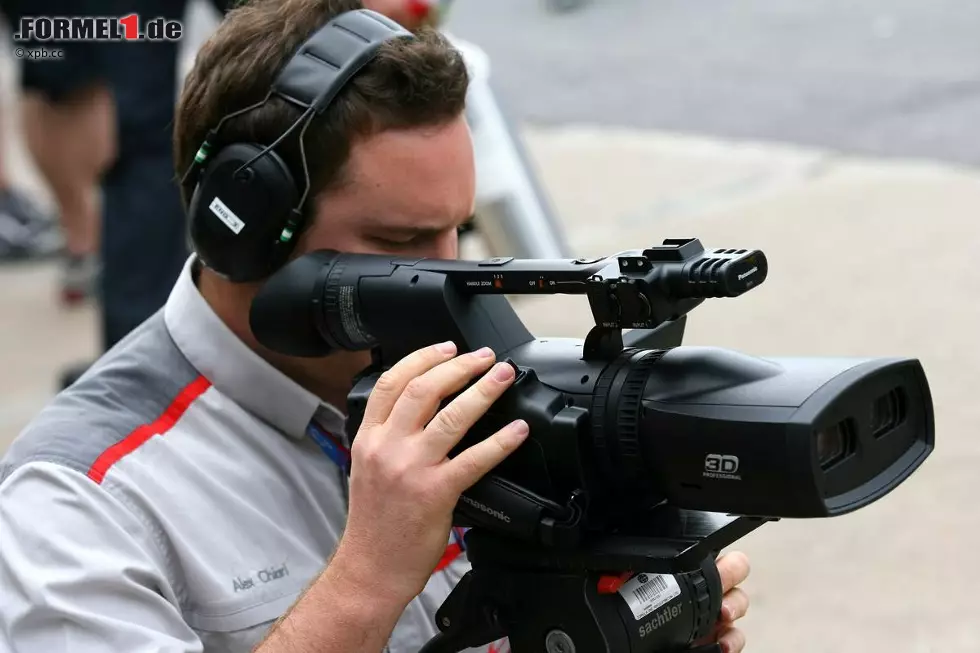 Foto zur News: Gefilmt wurde Hamiltons Triumph erstmals in 3D - vorerst allerdings nur zu Testzwecken. Auch Jarno Trulli fuhr mit einer 3D-Cockpitkamera. Wann Hamilton und Co. ihre dreidimensionale Premiere in deutschen Wohnzimmern feiern werden, steht allerdings noch nicht fest.