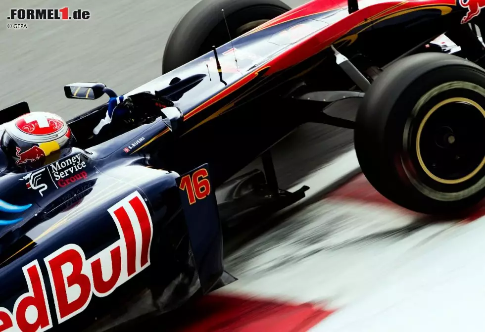 Foto zur News: Sternstunde für Sébastien Buemi: Erst sammelte der 21-jährige Toro-Rosso-Pilot die ersten Führungskilometer eines Schweizers seit Clay Regazzoni in Silverstone 1979, dann überholte er auch noch Rekordweltmeister Schumacher. Dafür gab&#039;s vier WM-Punkte als Lohn.