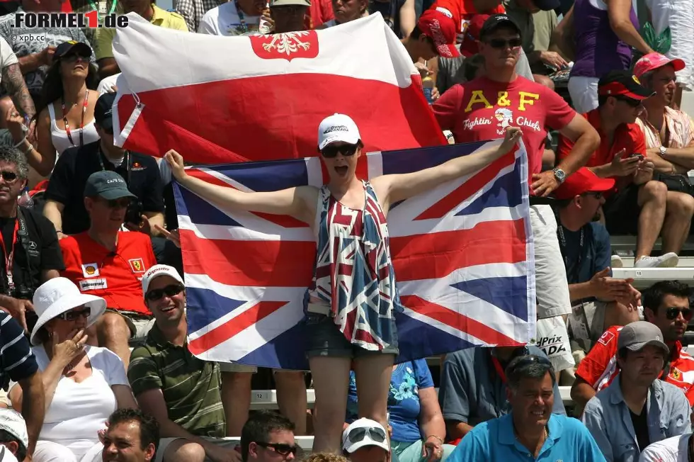 "Go, Lewis!" Viele Briten feuerten den McLaren-Star an. "Außer in Silverstone habe ich nirgendwo so viele Fans wie hier", sagt Hamilton. Montréal scheint ihn zu lieben: drei Starts, drei Pole-Positions, zwei Siege. Foto zur News: "Go, Lewis!" Viele Briten feuerten den McLaren-Star an. "Außer in Silverstone habe ich nirgendwo so viele Fans wie hier", sagt Hamilton. Montréal scheint ihn zu lieben: drei Starts, drei Pole-Positions, zwei Siege.