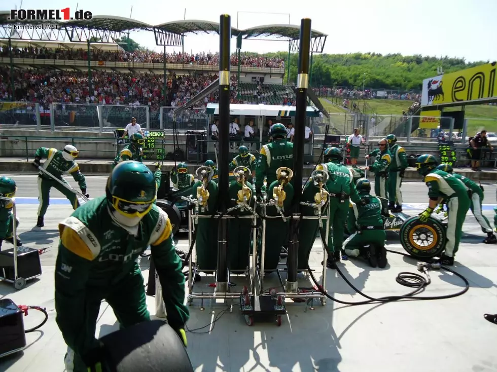 Sekundenschnelle Arbeit: Während Jarno Trulli noch von seiner Crew abgefertigt wird, rollt der erste Mechaniker bereits einen gebrauchten Reifen zurück in die Box. Foto zur News: Sekundenschnelle Arbeit: Während Jarno Trulli noch von seiner Crew abgefertigt wird, rollt der erste Mechaniker bereits einen gebrauchten Reifen zurück in die Box.