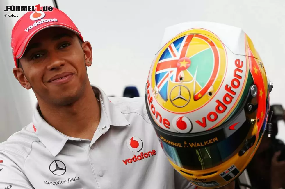 Foto zur News: Hamilton, 2008 im Regen schon einmal Sieger in Silverstone an, packte für sein Heimrennen wieder mal einen Spezialhelm aus. Jeweils zur Hälfte zu sehen sind der Union Jack und die Flagge von Grenada, von wo seine Familie ursprünglich abstammt.