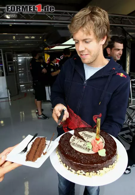 Mit einer Schokotorte feierte Sebastian Vettel vor dem Rennwochenende seinen 23. Geburtstag. Als Geschenk gab es eine eigene Pressesprecherin - Britta Roeske wird sich von nun an nur noch um ihn kümmern. Die hübsche Blondine ist mindestens genauso süß wie Sebs Torte... Foto zur News: Mit einer Schokotorte feierte Sebastian Vettel vor dem Rennwochenende seinen 23. Geburtstag. Als Geschenk gab es eine eigene Pressesprecherin - Britta Roeske wird sich von nun an nur noch um ihn kümmern. Die hübsche Blondine ist mindestens genauso süß wie Sebs Torte...