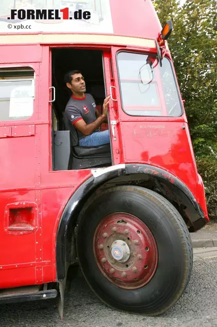 Zurück nach Silverstone ging es dann nicht wie vorgesehen mit einem Chauffeur, sondern mit einem Doppeldecker, der zufällig vor der Tür stand. Chandhok war davon so begeistert, dass er es sich nicht nehmen ließ, sich selbst ans Lenkrad zu setzen. Foto zur News: Zurück nach Silverstone ging es dann nicht wie vorgesehen mit einem Chauffeur, sondern mit einem Doppeldecker, der zufällig vor der Tür stand. Chandhok war davon so begeistert, dass er es sich nicht nehmen ließ, sich selbst ans Lenkrad zu setzen.