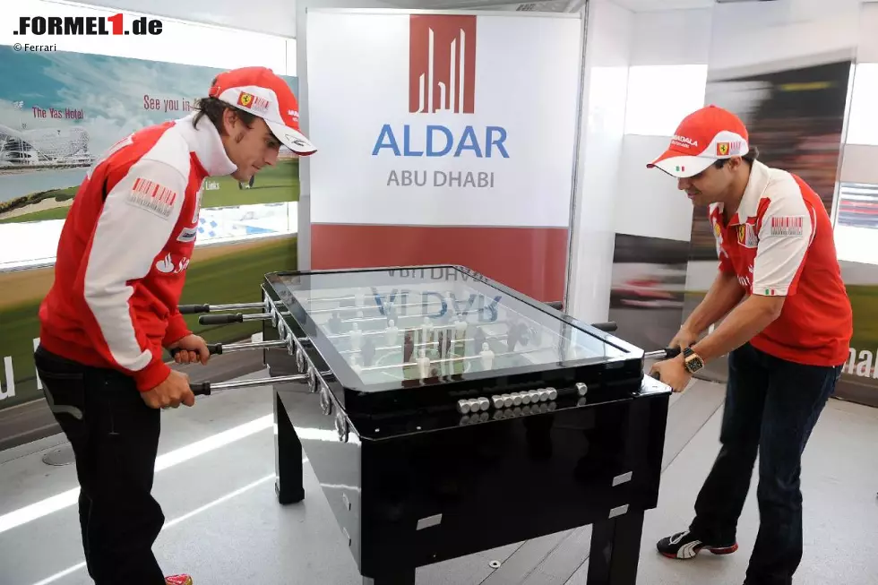Ferrari im Fußballfieber: Als Fernando Alonso und Felipe Massa am Donnerstag kickerten, war Brasilien bereits aus der WM in Südafrika ausgeschieden. Alonso sollte am Sonntag umso mehr Grund zum Jubeln haben... Foto zur News: Ferrari im Fußballfieber: Als Fernando Alonso und Felipe Massa am Donnerstag kickerten, war Brasilien bereits aus der WM in Südafrika ausgeschieden. Alonso sollte am Sonntag umso mehr Grund zum Jubeln haben...
