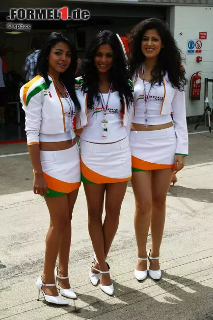 Foto zur News: Eine Augenweide: indische Models bei Force India.
