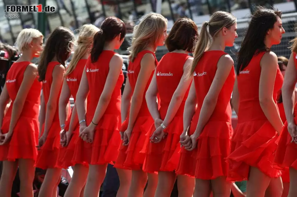 Die Gridgirls wurden diesmal von der spanischen Großbank Santander organisiert, die in Silverstone Hauptsponsor ist und auch Ferrari unterstützt. Foto zur News: Die Gridgirls wurden diesmal von der spanischen Großbank Santander organisiert, die in Silverstone Hauptsponsor ist und auch Ferrari unterstützt.