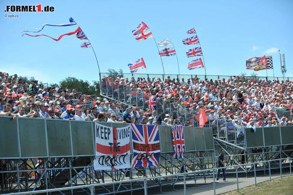 115.000 Zuschauer kamen am Renntag an die Strecke. Die britischen Fans gelten als besonders fachkundig und fair und kommen daher bei den Fahrern gut an. Foto zur News: 115.000 Zuschauer kamen am Renntag an die Strecke. Die britischen Fans gelten als besonders fachkundig und fair und kommen daher bei den Fahrern gut an.