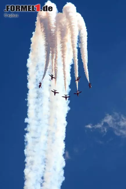 Die obligatorische Fliegerstaffel im Rahmenprogramm vor dem Grand Prix, der übrigens schon um 13:00 Uhr Ortszeit gestartet wurde, also eine Stunde früher als sonst. Der Grund dafür liegt in der Stunde Zeitverschiebung zum europäischen Festland. Foto zur News: Die obligatorische Fliegerstaffel im Rahmenprogramm vor dem Grand Prix, der übrigens schon um 13:00 Uhr Ortszeit gestartet wurde, also eine Stunde früher als sonst. Der Grund dafür liegt in der Stunde Zeitverschiebung zum europäischen Festland.