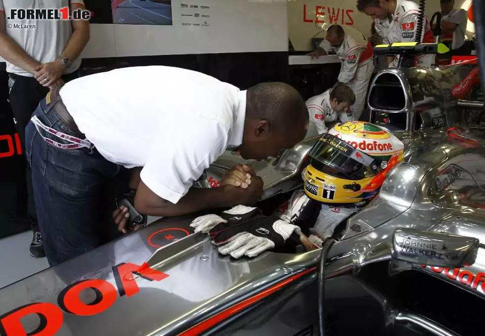 Familienzusammenführung: Anthony Hamilton, seit März nicht mehr Manager seines Sohnes Lewis, war in Silverstone erstmals 2010 bei einem Grand Prix. Die Chemie zwischen Vater und Sohn scheint wieder zu stimmen. Hamilton sen. ist nun Manager von Paul di Resta. Foto zur News: Familienzusammenführung: Anthony Hamilton, seit März nicht mehr Manager seines Sohnes Lewis, war in Silverstone erstmals 2010 bei einem Grand Prix. Die Chemie zwischen Vater und Sohn scheint wieder zu stimmen. Hamilton sen. ist nun Manager von Paul di Resta.