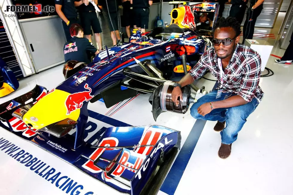 FC-Chelsea-Fußballer Michael Essien war nicht bei der Fußball-WM in Südafrika und hatte daher Zeit, der Einladung von Red Bull zur Formel 1 nach Silverstone zu folgen. Foto zur News: FC-Chelsea-Fußballer Michael Essien war nicht bei der Fußball-WM in Südafrika und hatte daher Zeit, der Einladung von Red Bull zur Formel 1 nach Silverstone zu folgen.