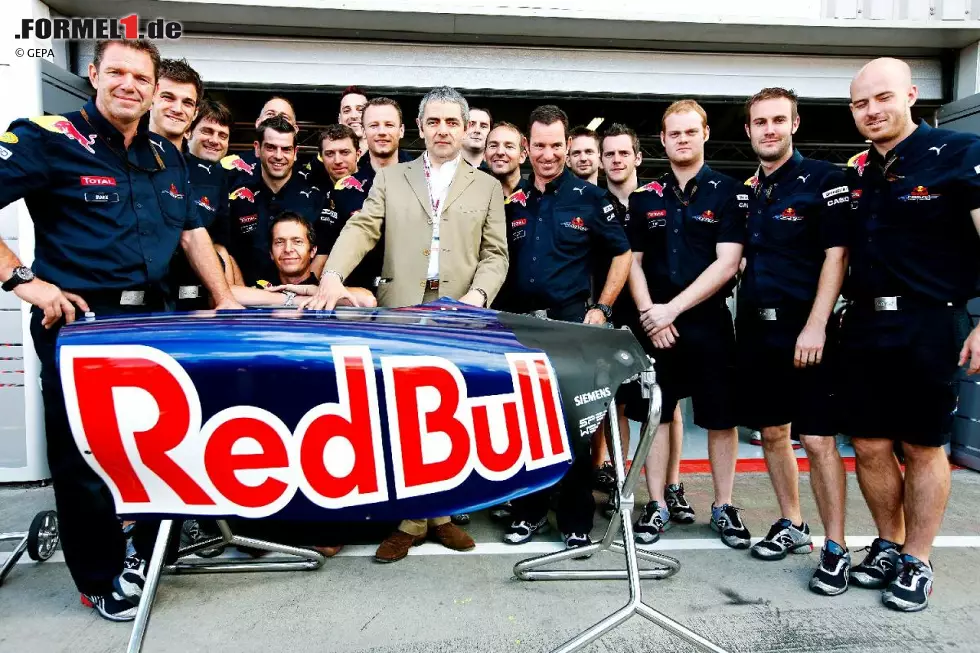 So ernst kennt man ihn sonst gar nicht: Comedian Rowan Atkinson, besser bekannt als "Mr. Bean", drückte dem Red-Bull-Team die Daumen. Foto zur News: So ernst kennt man ihn sonst gar nicht: Comedian Rowan Atkinson, besser bekannt als "Mr. Bean", drückte dem Red-Bull-Team die Daumen.