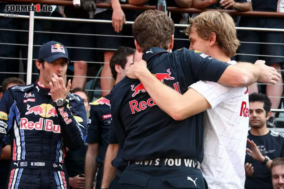 Bild mit Symbolkraft: Teamchef Christian Horner umarmt Sebastian Vettel, Sieger Webber steht nur im Hintergrund. Kein Wunder, dass sich der WM-Dritte nur als Nummer zwei fühlt... Foto zur News: Bild mit Symbolkraft: Teamchef Christian Horner umarmt Sebastian Vettel, Sieger Webber steht nur im Hintergrund. Kein Wunder, dass sich der WM-Dritte nur als Nummer zwei fühlt...