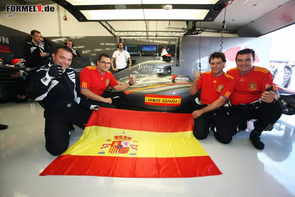 Das spanische HRT-Team stimmte sich kurz nach dem Rennen auf das Finale der Fußball-WM ein. Abends gab es dann tatsächlich etwas zu feiern: Dank eines Iniesta-Treffers in der Verlängerung setzte sich die "Furja Roja" gegen die Niederlande mit 1:0 durch. Foto zur News: Das spanische HRT-Team stimmte sich kurz nach dem Rennen auf das Finale der Fußball-WM ein. Abends gab es dann tatsächlich etwas zu feiern: Dank eines Iniesta-Treffers in der Verlängerung setzte sich die "Furja Roja" gegen die Niederlande mit 1:0 durch.