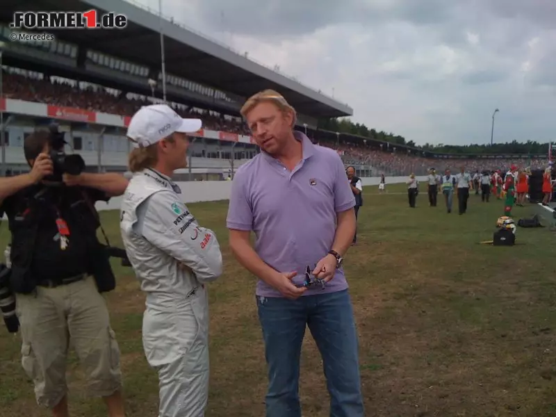 Nico Rosberg und Boris Becker, nur wenige Minuten vor dem Start. Boris zu Nico: "Ich bin beeindruckt, wie locker du noch bist!" Nico zu Boris: "So locker, wie ich wirke, bin ich gar nicht..." Foto zur News: Nico Rosberg und Boris Becker, nur wenige Minuten vor dem Start. Boris zu Nico: "Ich bin beeindruckt, wie locker du noch bist!" Nico zu Boris: "So locker, wie ich wirke, bin ich gar nicht..."