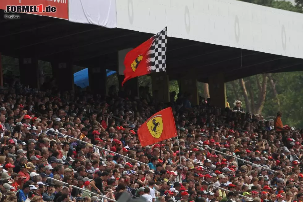 Ach ja, "Schumi" trägt neuerdings bekanntlich Silber - und schon werden die Ferrari-Flaggen im Motodrom weniger... Foto zur News: Ach ja, "Schumi" trägt neuerdings bekanntlich Silber - und schon werden die Ferrari-Flaggen im Motodrom weniger...