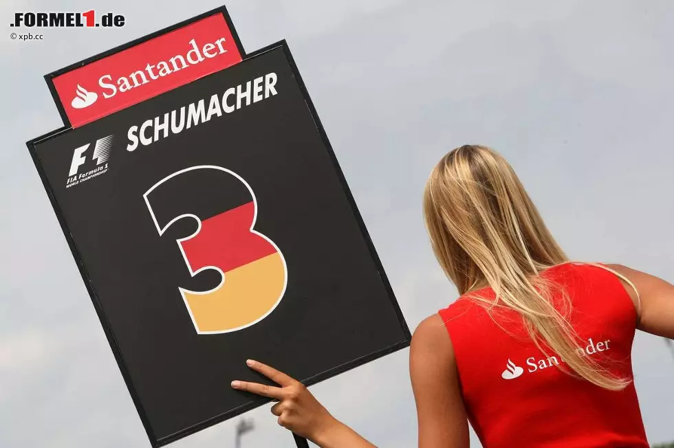 Dafür durfte sich der siebenfache Weltmeister an einem der hübschesten Gridgirls erfreuen, das nach wie vor Rot trug - dank Ferrari- und Hockenheim-Sponsor Santander. Foto zur News: Dafür durfte sich der siebenfache Weltmeister an einem der hübschesten Gridgirls erfreuen, das nach wie vor Rot trug - dank Ferrari- und Hockenheim-Sponsor Santander.