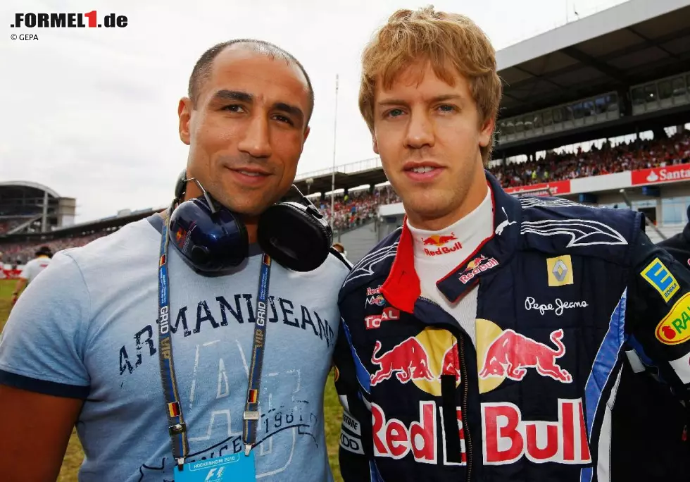 Boxer Arthur Abraham war als Gast von Red Bull eingeladen und durfte sogar mit Sebastian Vettel auf die Startaufstellung. Dort müssen allerdings 15 Sekunden vor Beginn der Aufwärmrunde auch die letzten Mechaniker verschwunden sein, sonst gibt's eine Strafe! Foto zur News: Boxer Arthur Abraham war als Gast von Red Bull eingeladen und durfte sogar mit Sebastian Vettel auf die Startaufstellung. Dort müssen allerdings 15 Sekunden vor Beginn der Aufwärmrunde auch die letzten Mechaniker verschwunden sein, sonst gibt's eine Strafe!