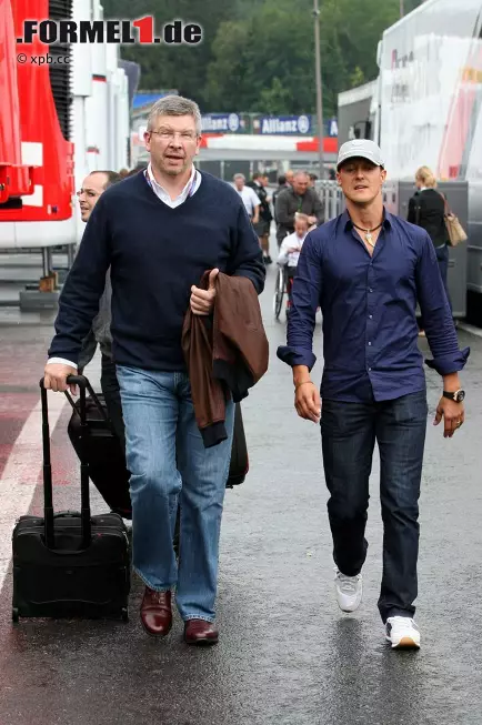 Ross Brawn und Michael Schumacher: Der Chef ist größer als sein Fahrer, und zwar in jeder Hinsicht - Größe und Taillenumfang. An der Fitness kann's wohl kaum liegen, dass es für "Schumi" (41) noch nicht so läuft, wie er sich das vorgestellt hatte. Foto zur News: Ross Brawn und Michael Schumacher: Der Chef ist größer als sein Fahrer, und zwar in jeder Hinsicht - Größe und Taillenumfang. An der Fitness kann's wohl kaum liegen, dass es für "Schumi" (41) noch nicht so läuft, wie er sich das vorgestellt hatte.