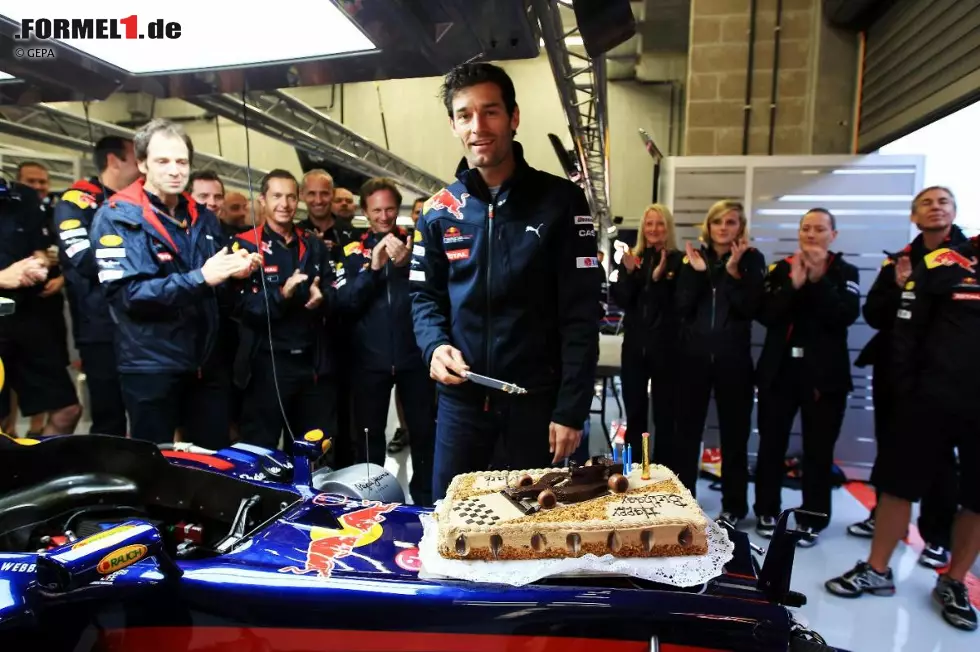 Gratulation, Mark Webber! Der Australier feierte am Freitagmorgen mit einer Schokotorte seinen 34. Geburtstag. Im Paddock munkeln aber einige, dass er in Wahrheit schon 36 ist. Damon Hill hat sich zu Beginn seiner Karriere ja auch um ein paar Jahre jünger gemacht... Foto zur News: Gratulation, Mark Webber! Der Australier feierte am Freitagmorgen mit einer Schokotorte seinen 34. Geburtstag. Im Paddock munkeln aber einige, dass er in Wahrheit schon 36 ist. Damon Hill hat sich zu Beginn seiner Karriere ja auch um ein paar Jahre jünger gemacht...