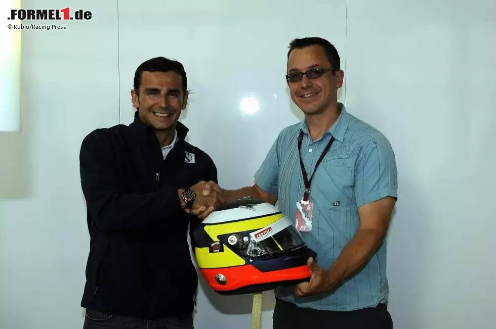 Der wahrscheinlich glücklichste Journalist des Wochenendes war unser Kollege Jonathan Noble vom britischen Special-Interest-Magazin Autosport. Noble feierte (gemeinsam mit Webber) seinen Geburtstag und gewann dann bei einem Santander-Preisausschreiben auch noch einen Originalhelm von Pedro de la Rosa! Foto zur News: Der wahrscheinlich glücklichste Journalist des Wochenendes war unser Kollege Jonathan Noble vom britischen Special-Interest-Magazin Autosport. Noble feierte (gemeinsam mit Webber) seinen Geburtstag und gewann dann bei einem Santander-Preisausschreiben auch noch einen Originalhelm von Pedro de la Rosa!