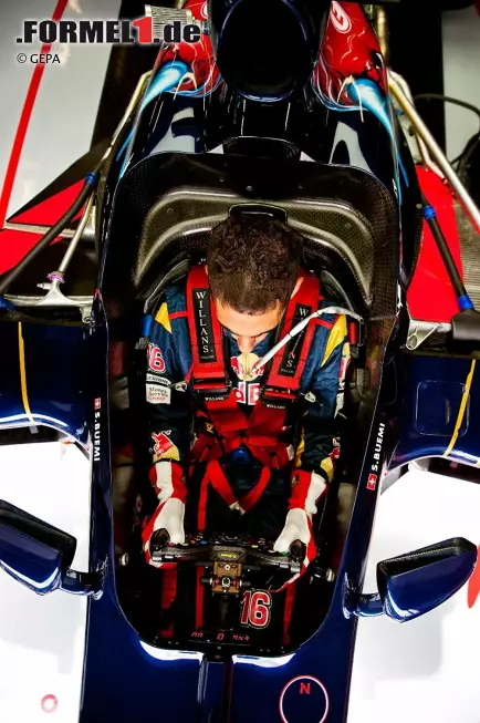 Foto zur News: Volle Konzentration: Sébastien Buemi im Toro-Rosso-Cockpit.