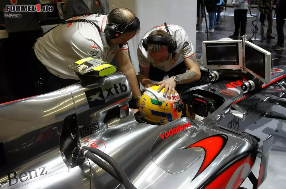 Freies Training bei McLaren: Die Mechaniker unterstützen Lewis Hamilton beim letzten Feintuning vor dem nächsten Run. Foto zur News: Freies Training bei McLaren: Die Mechaniker unterstützen Lewis Hamilton beim letzten Feintuning vor dem nächsten Run.