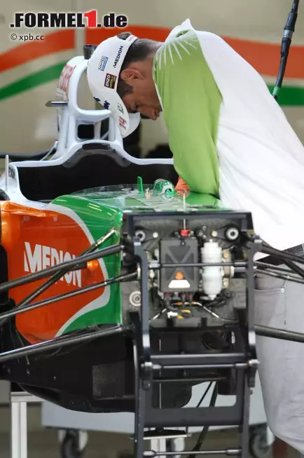 Adrian Sutil legt selbst Hand an - mit Erfolg: Seine starke Leistung sollte im Rennen mit einem fünften Platz belohnt werden. Foto zur News: Adrian Sutil legt selbst Hand an - mit Erfolg: Seine starke Leistung sollte im Rennen mit einem fünften Platz belohnt werden.